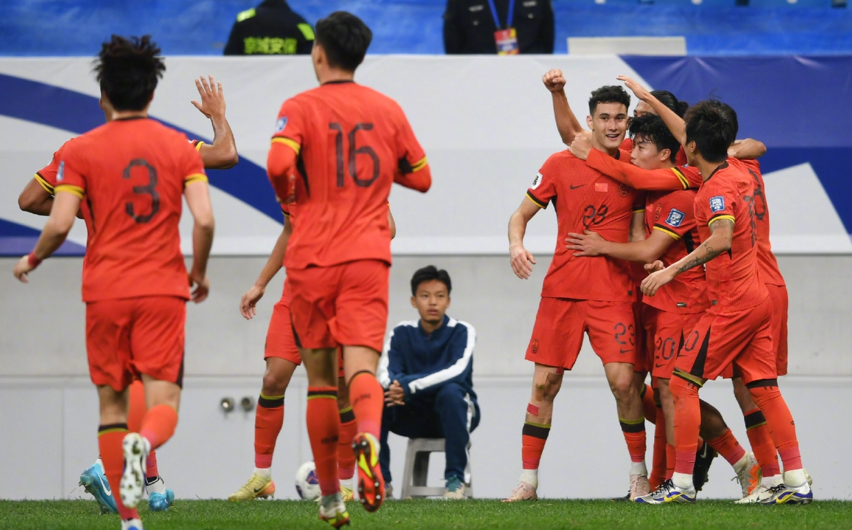 强队对战,场上实力较量激烈,胜利可望 强队对战,场上实力较量激烈,胜利可望