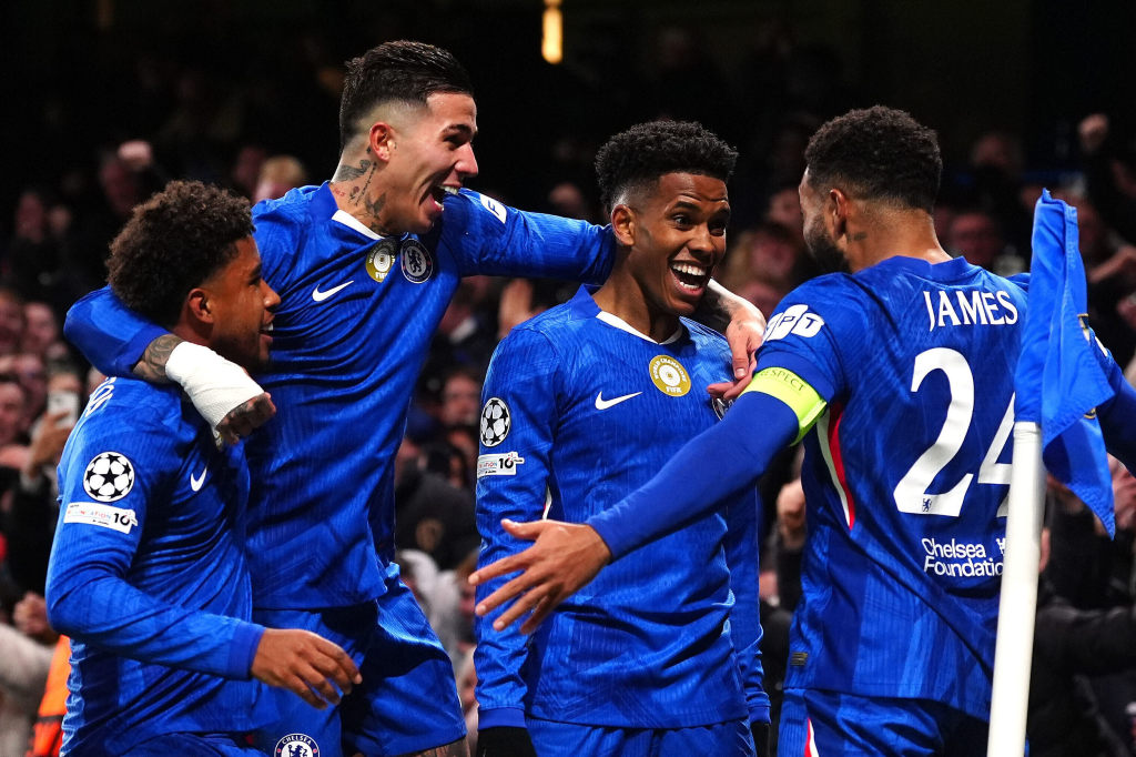 切尔西队员展现球技备战未来比赛 切尔西队员展现球技备战未来比赛