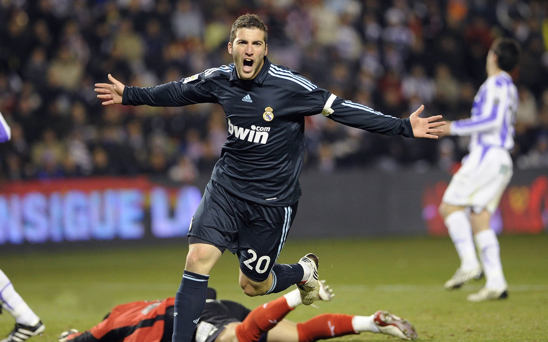 绝境中的王者，哈兰德如何在AC米兰的铁血防守下，完成自我救赎的终极爆发